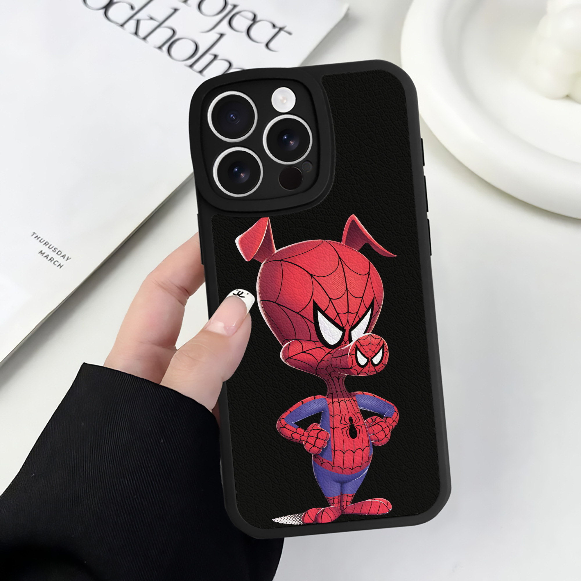 Spider Man スパイダーマン 【iPhone 16シリーズ対応】シリコンスマホケース（レザー調） 材質：シリコン